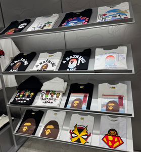 เสื้อยืดลายพิมพ์ Letter Printing Bathing Ape รุ่น 2026 1:1 คุณภาพสูง พร้อมส่ง ดีไซน์เนอร์แฟชั่น เสื้อ Bapees ผู้ชาย เสื้อยืด Bapees พิมพ์ลายสุดเทรนดี้ - Product Image 1