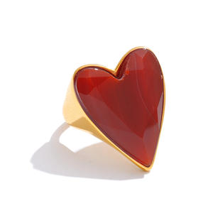 जिनयू 1093 यूरोपीय शैली उत्कृष्ट प्राकृतिक पत्थर लाल दिल की अंगूठी स्टेनलेस स्टील की सोने की प्लेटेड वाटरप्रूफ फैशन रिंग - Product Image 1