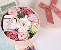 Coffret Cadeau de Bougies Parfumées Artisanales de Luxe à l'Aromathérapie de Rose, en Cire de Soja, avec Boîte Florale – Idéal pour la Saint-Valentin, les Mariages et la Fête des Mères