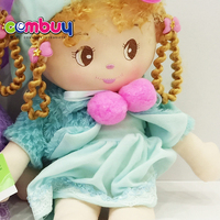 Jolies filles jouent avec de belles poupées en peluche en coton pour bébé