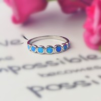Bague empilable en opale bleue ronde dégradée |   Bande avec incrustation de pierres précieuses irisées |   Bijoux superposés minimalistes pour femmes, style tendance