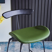 Chaise de bar sur mesure avec dossier incurvé, revêtement en cuir, base en acier carbone avec repose-pieds pour îlot de cuisine