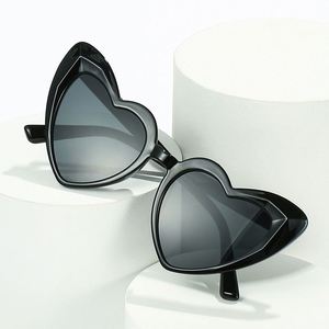 Gafas de Sol de Moda con Logotipo Personalizado, Montura Grande Estilo Ojo de Gato, Color Caramelo, Forma de Corazón para Mujer - Product Image 2