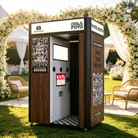 Cabine photo en bois vintage, style borne d'arcade fermée, avec boîte à lumière, pour mariages et événements.