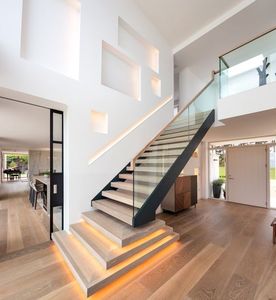 <span class=keywords><strong>Escalier</strong></span> droit en acier avec rampe en verre et éclairage LED, style moderne et luxueux, en bois, pour appartement, norme américaine. - Product Image 1