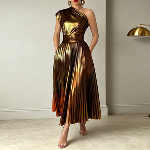 Vestido de un solo hombro con abertura dorada y pliegues, falda amplia, cuello diagonal, 2026 - Product Image 2