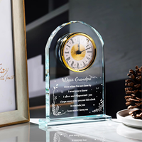 Jam Meja Logo Gaya Vintage Kustom Terukir Laser 3D Kristal Transparan Honor dengan Kotak Hadiah untuk Hadiah Pernikahan