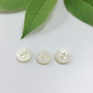 Bottoni per Camicette Personalizzati con Logo Inciso, in Madreperla Bianca, a 2 Fori, Eco-Friendly, Design Farfalla e Occhio di Pesce - Product Image 3