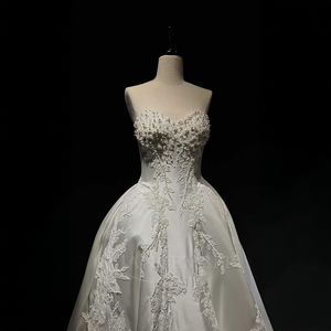 Vestido de Novia Moderno NT65 sin Tirantes con Encaje Bordado, Flores, Apliques de Cristal y Cola Larga Tipo Capilla - Product Image 4