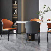 Chaise de salle à manger en métal de style italien, luxe léger, moderne et minimaliste, sans accoudoirs, dossier rembourré en cuir, design haut de gamme pour la maison