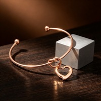 Bracelet jonc ouvert en acier inoxydable plaqué PVD avec breloque cœur, étanche et hypoallergénique pour femme