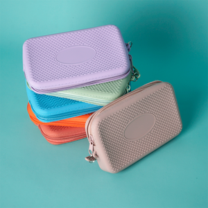 Porte-monnaie unisexe en silicone tendance avec décoration pointeuse, logo personnalisable, fermeture éclair étanche - Product Image 6