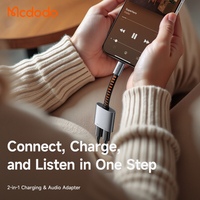 Mcdodo 337 2 in 1 USB-C ke Dual USB-C Pengisi Daya + Adaptor Audio untuk Panggilan Telepon Musik untuk Ponsel Android iOS Laptop