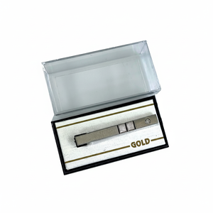 Pinza de corbata de acero inoxidable gris con dos detalles cuadrados y una piedra, en caja - Product Image 2