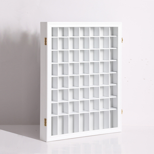 ショットグラスディスプレイ白い木製マルチグリッド収納キャビネットヒンジ付きドアジュエリー装身具ディスプレイに最適 - Product Image 1