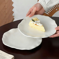Assiettes en céramique blanche de forme irrégulière, assiettes à dîner esthétiques, plat plat pour dessert, pour mariage