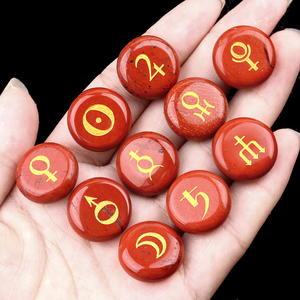 Set di 12 Rune Astrologiche Lucidate e Incise, Segni Zodiacali, Rune di Cristallo con Sacchetto, Pietre Preziose Ecologiche per Divinazione Wiccan - Product Image 1