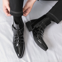 Bottes basses punk en PU verni pour hommes, à bout pointu, avec rivets, boucle et fermeture éclair latérale, idéales pour un usage quotidien décontracté ou les trajets domicile-travail.