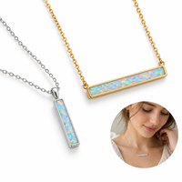Parures de pendentifs irisés délicats Mosen, conçues pour un usage quotidien et des cadeaux significatifs pour les meilleures amies.
