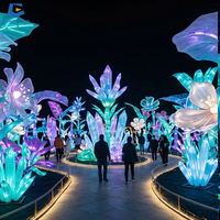 Installation de lanternes géantes lumineuses sur le thème du jardin botanique en cristal de glace fantastique pour festival floral et attraction nocturne