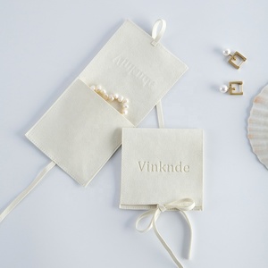 Bolsa de Joyería de Microfibra Estilo Sobre Color Crema Marfil de Alta Calidad, Venta Caliente, Proveedor Chino, con Logotipo Personalizado en Relieve - Product Image 1
