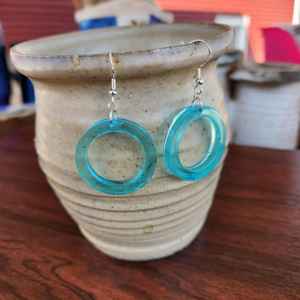 Pendientes elegantes de resina para mujer, estilo artístico ligero, perfectos para fiestas, eventos y uso informal - Product Image 3