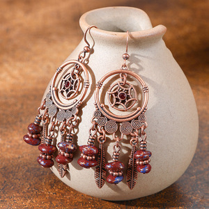 Pendientes colgantes de aleación de cobre chapados en bronce antiguo con diseño de atrapasueños para mujer, estilo bohemio, con plumas, joyería de moda - Product Image 1