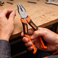 Ensemble d'outils multifonctionnels pour la maison, kit de réparation pour électriciens et charpentiers avec pinces, tournevis et couteau utilitaire.