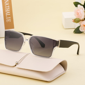 Gafas de Sol Cuadradas Personalizadas de Estilo Europeo Americano para Hombre, Lentes de PC Negras con Protección UV400 Clase 2, Número de Pieza FY 99203 - Product Image 3