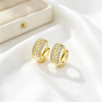 Vente en gros d'usine : Boucles d'oreilles clips hypoallergéniques, larges, en filigrane floral, entièrement pavées de zircon, finition or brillant, pour banquets et usage quotidien