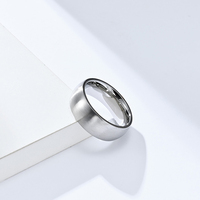 Vente en Gros Simple Design Classique 8mm Dôme Brossé Doré Uni Alliance Acier Inoxydable Pas Cher Bagues pour Hommes Femmes