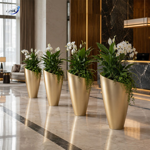 Maceta Moderna de Fibra de Vidrio, Color Dorado, Decorativa, con Acabado Aerografiado, para Hotel, Centro Comercial o Jardín - Product Image 3