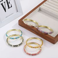 Bracelet manchette multicolore en émail cloisonné avec strass floraux, jonc ouvert à ressort intérieur doré, accessoires de costume ethnique pour femmes