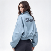 Veste coupe-vent courte personnalisée avec logo, col montant, fermeture éclair intégrale, poignets et ourlet élastiques, manches bouffantes surdimensionnées, légère et décontractée