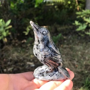 Figurine de corbeau en cristal naturel Yooperlite sculptée, sculpture animale en cristal, pièce d'art de collection en gros - Product Image 1