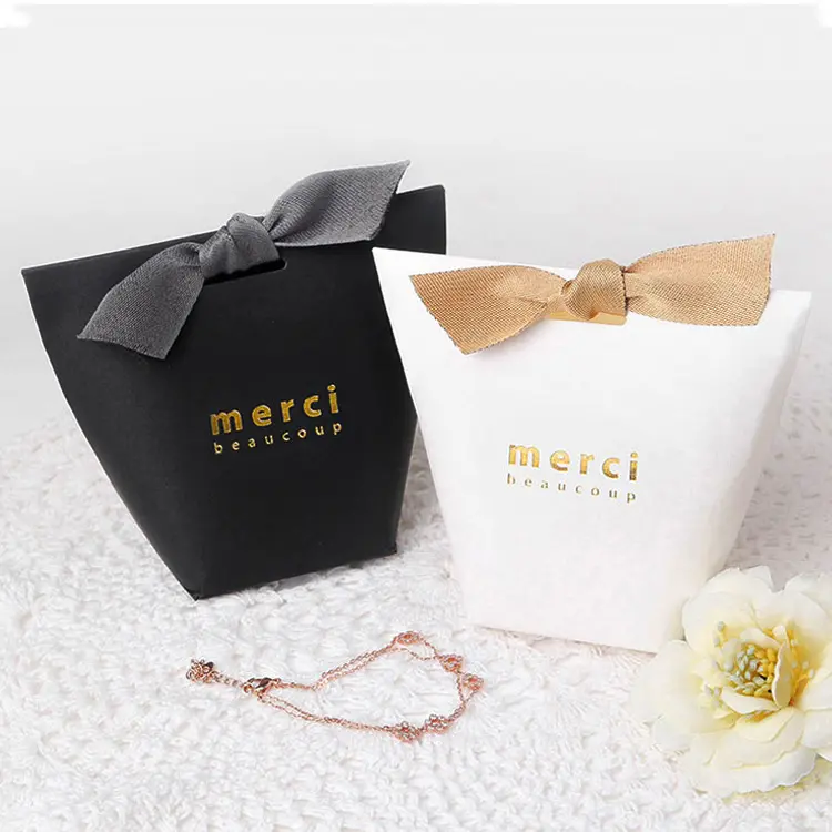 Stokta özel logo küçük hediyeler ambalaj kutusu noel düğün parti beyaz kağıt şeker takı ambalaj çanta ile şerit