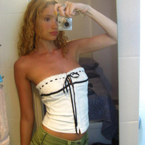 Haut bustier jacquard français pour femme, design lacé, coupe ajustée, légèrement transparent, épaules dénudées - Product Image 2