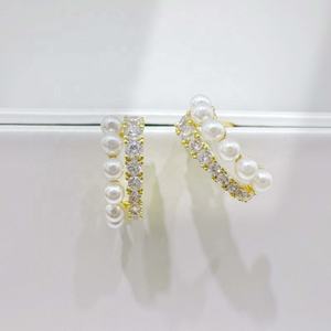 Prix usine Boucles d'oreilles clous rondes en argent 925 plaqué or, style minimaliste, avec perles d'eau douce mélangées, pour femme, délicates et uniques, collection été - Product Image 5