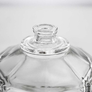 Vente en gros de flacons de <span class=keywords><strong>parfum</strong></span> ronds en verre 63ml/100ml, verre super flint, bouchon en liège, anti-fuite, impression personnalisée sur la surface, boîte - Product Image 2