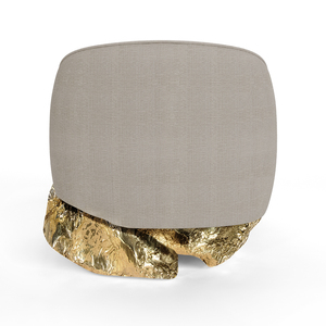 Canapé individuel moderne couleur caramel, inspiré des Cliffs, avec base incurvée, fauteuil en laiton martelé poli et revêtement en polyester - Product Image 4