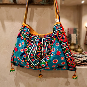 Bolso de Hombro de Algodón Impermeable Bordado a Mano Estilo Boho para Mujer, con Cierre de Cremallera, Artesanía Étnica Khushbu de Rajasthan - Product Image 3