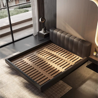 Lit Double King Size Moderne de Luxe avec Cadre Capitonnée à Canaux Verticaux, Style Minimaliste Italien, en Cuir Gris pour Villa