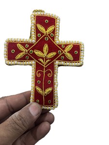 Adorno de cruz de terciopelo hecho a mano con bordado de zari dorado, cruz de lujo color burdeos colgante con adornos de piedras preciosas. - Product Image 4