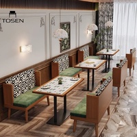 Ensemble de table et de chaises de restaurant de style sud-est asiatique, combinaison de banquettes de style rétro, restaurant occidental