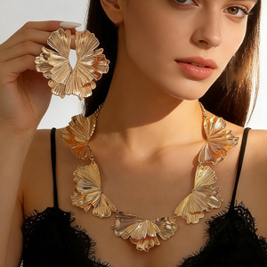 Juego de Joyería para Mujer, Estilo Vintage, con Aretes de Flor Plegada Irregular y Collar con Pétalos de Hoja de Ginkgo, Elegante y Exagerado, en Dorado - Product Image 1