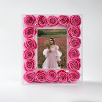 Acryl frame met echte, natuurlijke, eeuwigdurende geconserveerde rozen. Romantisch, tijdloos bloemherinnering voor bruiloften en speciale gelegenheden.