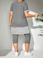 Ensemble de vêtements d'été pour femmes - T-shirt ample à col rond et manches courtes imprimé à rayures et pantalon 7/8 par les fabricants