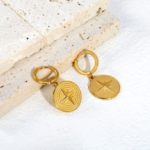 Pendientes de Aro Huggie de Acero Inoxidable con Baño de Oro de 18K al por Mayor, con Colgante de Moneda Estrella del Norte Grabada, para Mujer - Product Image 5