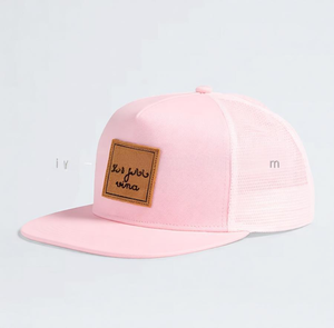 Gorra trucker personalizada de 6 paneles, color sólido, con parche de cuero, venta al por mayor, parte trasera de malla, deportiva, ajustable con cierre a presión. - Product Image 3