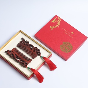 ชุดหวีแต่งงานจีน ของขวัญงานเลี้ยงฉลองสมรส หวีไม้จันทน์แดงลายมังกรและนกฟีนิกซ์พร้อมกล่องของขวัญลายมงคลคู่ - Product Image 1